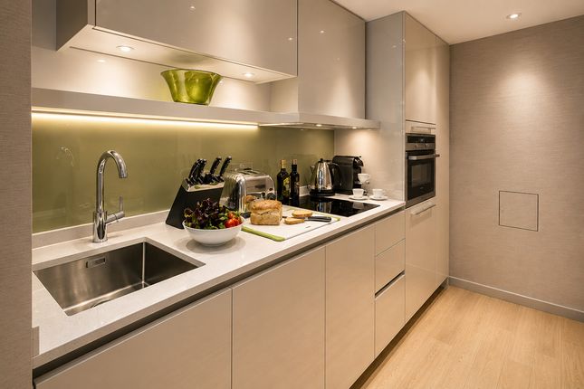 Flat 5d, Three Quays Apartments, 40 Lower Thames Street, London photo 3