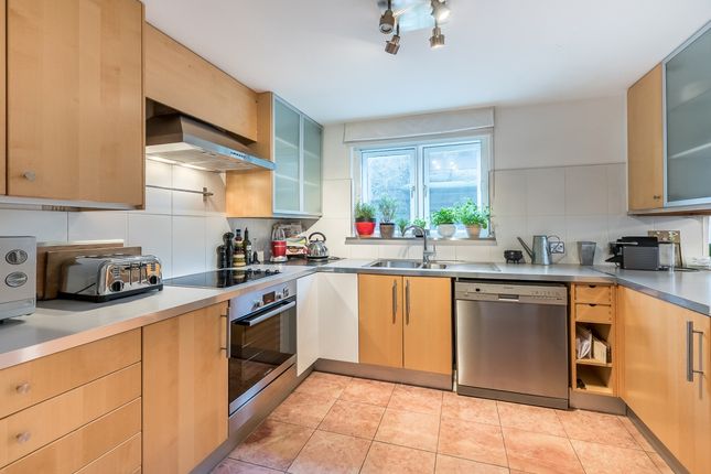 Flat to rent in Lombard Road, London