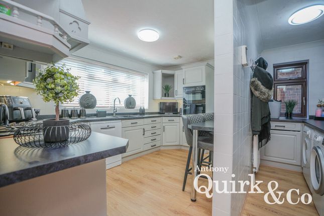 10, Larup Avenue, Canvey Island photo 2