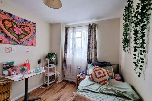 Maisonette to rent in High Road, London