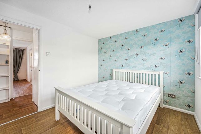 Molyneux Drive, London photo 2