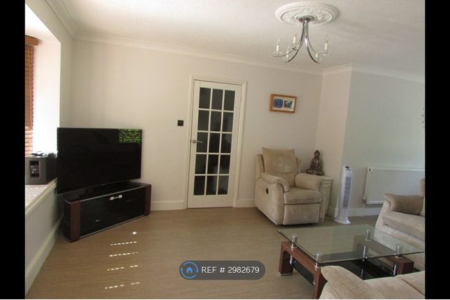 Crombie Close, Gants Hill, London photo 3