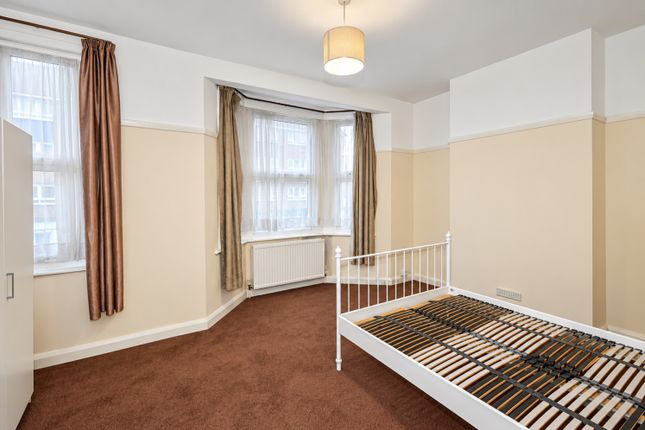 63, Gladstone Avenue, London photo 5