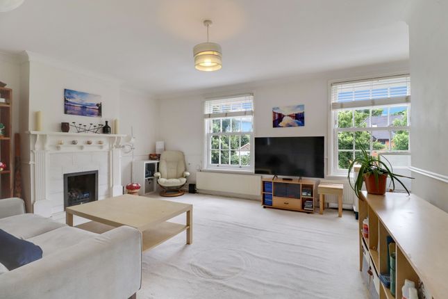 Thumbnail Flat for sale in Hampton Court Way, Thames Ditton