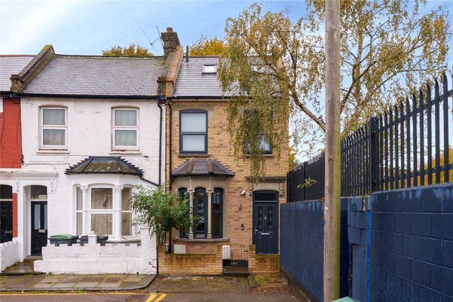 End terrace house for sale in Almond Road, London