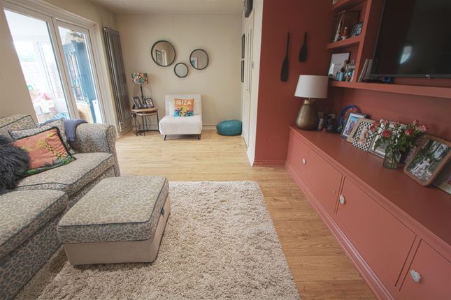 19, Bowfell Drive, Basildon photo 2