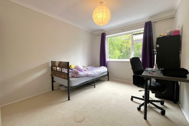 11, Roslyn Court, Woking photo 5