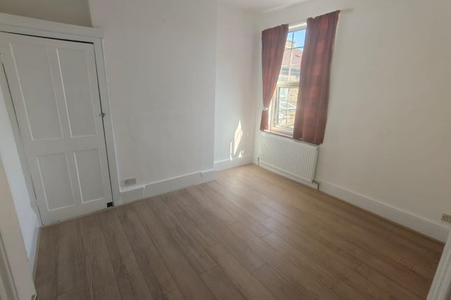83a, Bowes Road, London photo 3