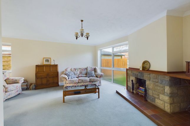 Detached house for sale in 2/3 Bedrooms - Oaks Close, Horsham, West Sussex