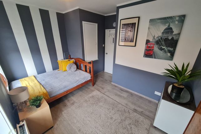 28 Leonard Close, Sheffield photo 2