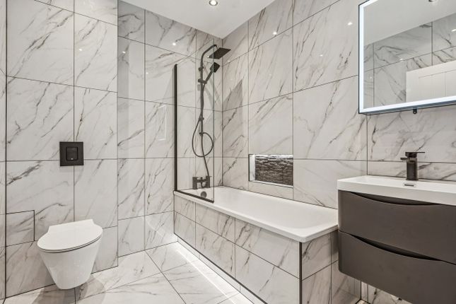 Flat 7, 100 - 102, Lennards Court, Chiswick High Road, London photo 4
