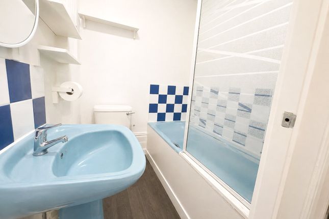Flat 2, 39, Church Crescent, London photo 4