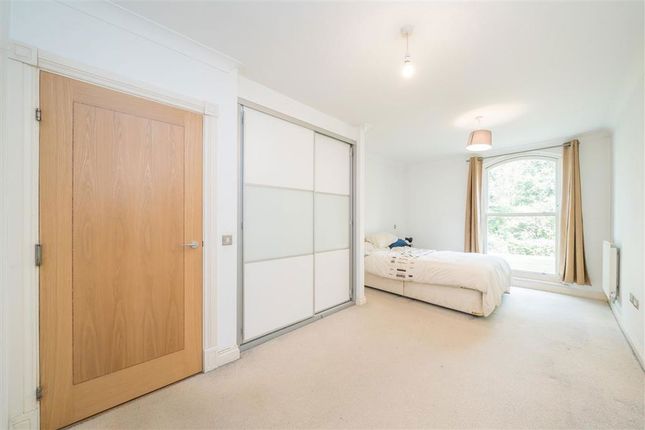 Flat 4, Maple House, Normansfield Avenue, Teddington photo 4