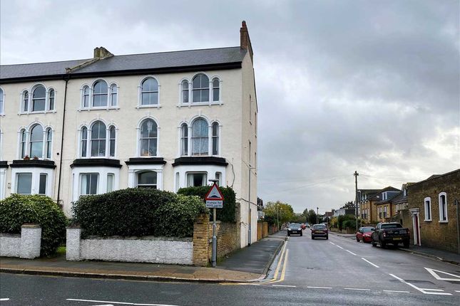 Thumbnail Flat for sale in Overcliffe, Gravesend