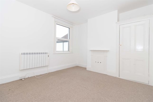 Flat to rent in Canterbury Road, Worthing