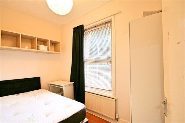 Flat to rent in Aigburth Mansions, London, Oval