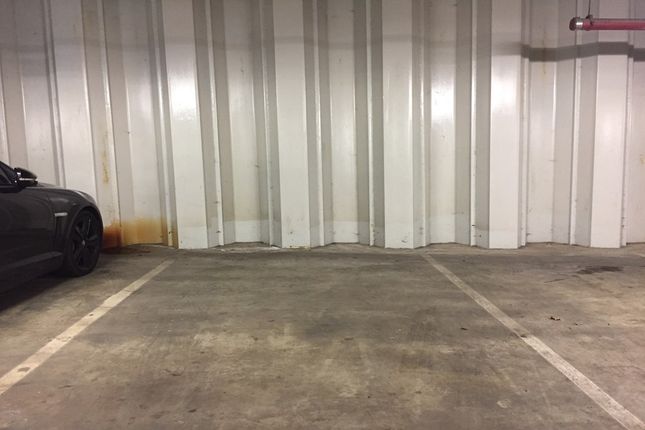 Parking/garage to rent in Highbury Stadium Square, London