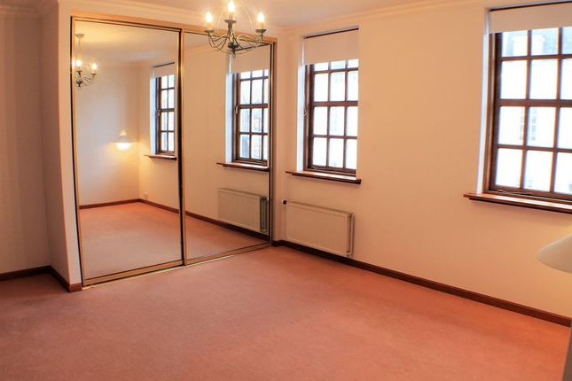 Flat 24,Ann Boleyn House, Queens Reach, Hampton Court photo 4