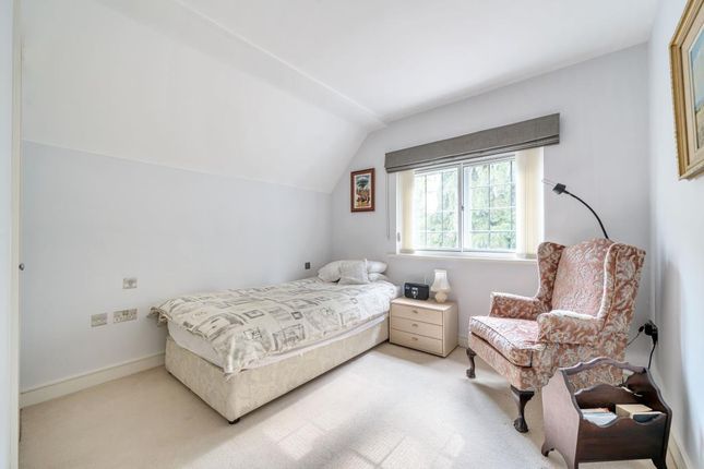 Flat to rent in St. Johns Lodge, Woking