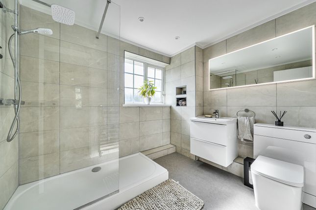 94, Tanyard Way, Surrey photo 3