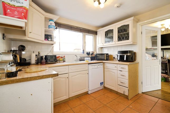 80, Doles Crescent, Barnsley photo 4