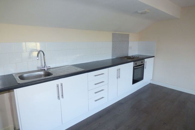 Flat to rent in Flat 14, 12 Avenue Road, Wheatley