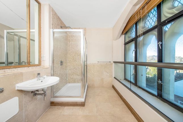 Apartment 11, The Apostles, Church Rise, London photo 4