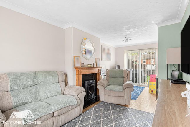 37, Hollyfield, Harlow photo 2