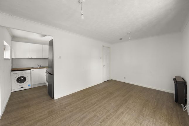 19, Heatherwood Drive, Hayes photo 2
