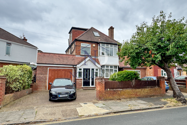 4 Bedroom Detached House In Isleworth