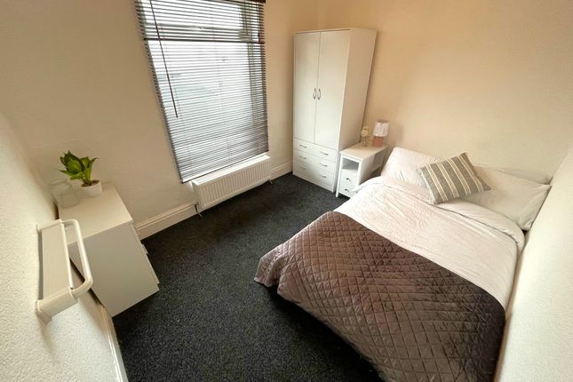 Room to rent in Layton Avenue, Mansfield