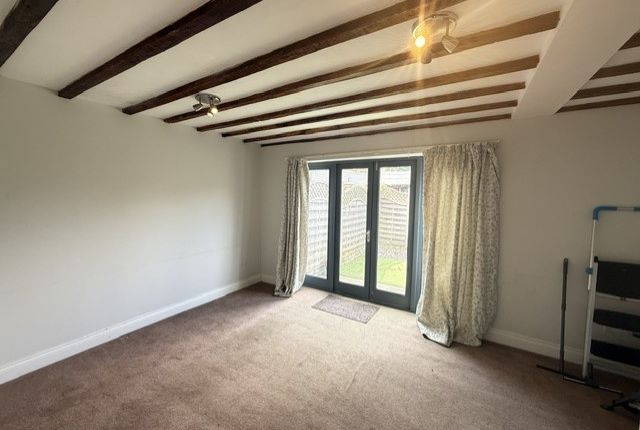 81B, Watford photo 3