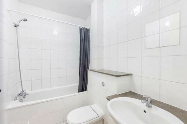 Flat for sale in Rye Lane, London