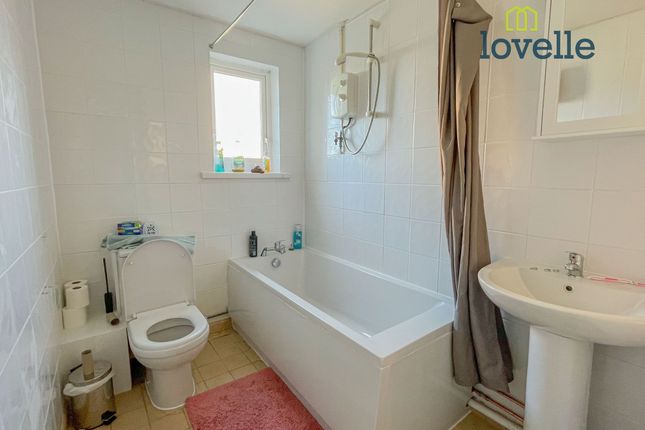 26 Pinewood Crescent, Grimsby photo 4