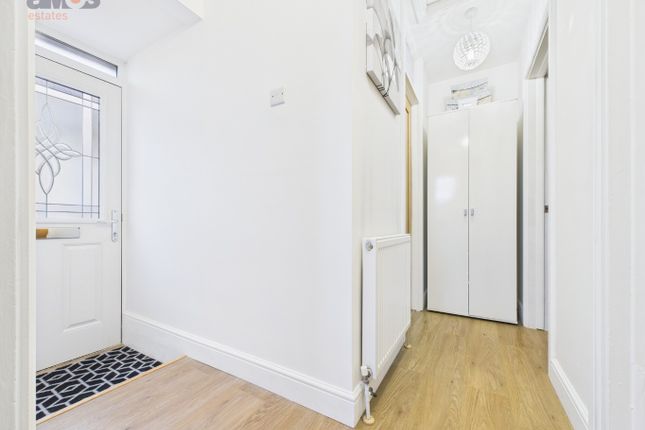 25 Croft Road, Benfleet, Essex photo 4
