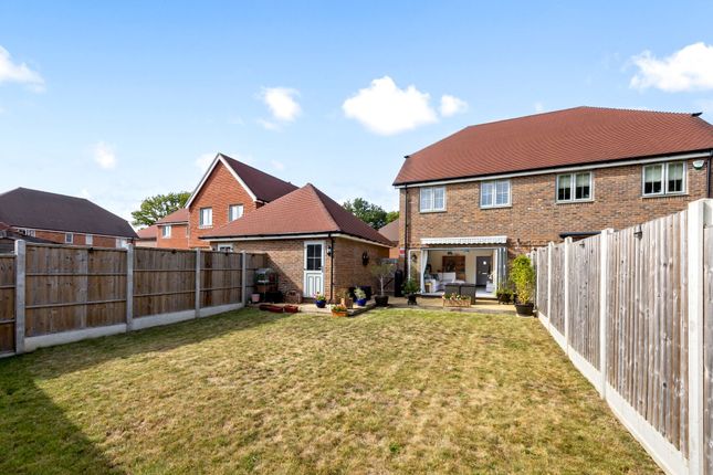 18 Dadswell Drive, Billingshurst photo 2