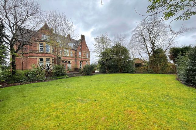 Flat for sale in The Avenue, Sale