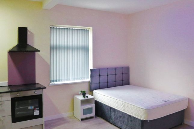Room to rent in Bradford Road, Fartown, Huddersfield