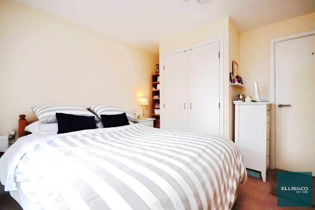 Flat 10, Holdsworth Lodge, 66, Lankaster Gardens, London photo 3
