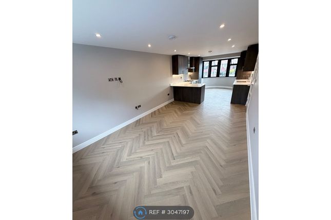 Flat, Park Avenue North, London photo 5