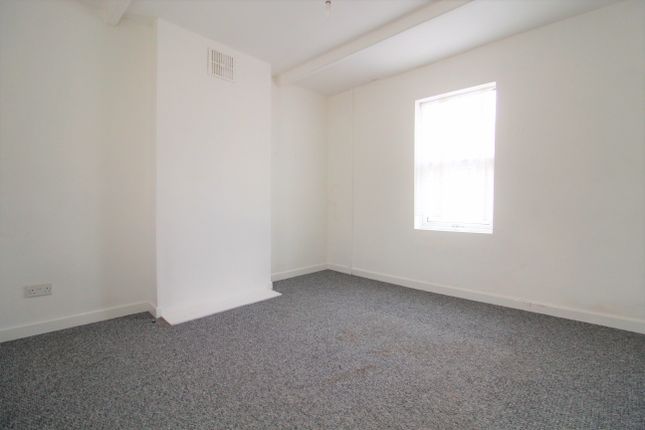 Flat to rent in High Street, Gainsborough