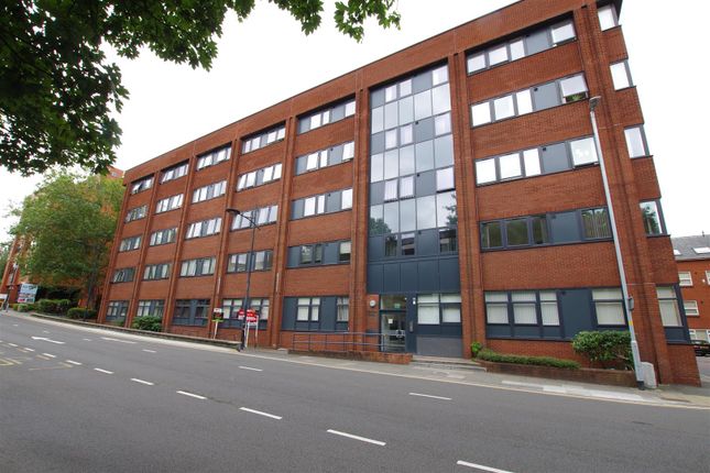 Flat to rent in Farnsby Street, Town Centre, Swindon