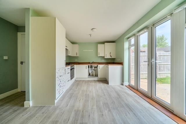 14, Queen Gardens, Didcot photo 3