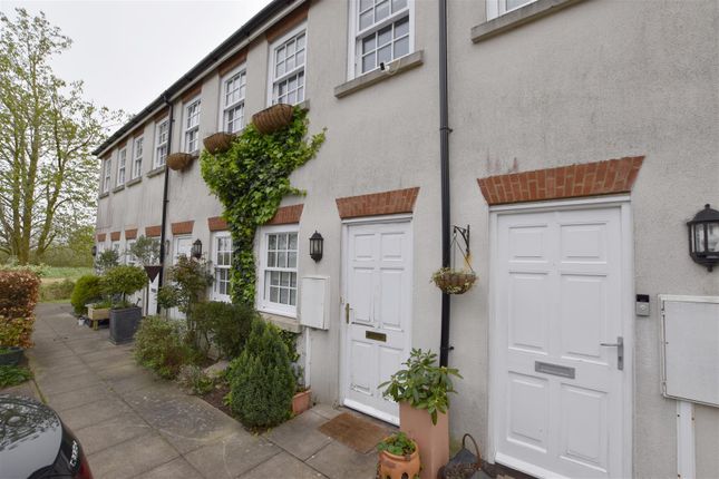 Thumbnail Flat to rent in Gawton Crescent, Coulsdon