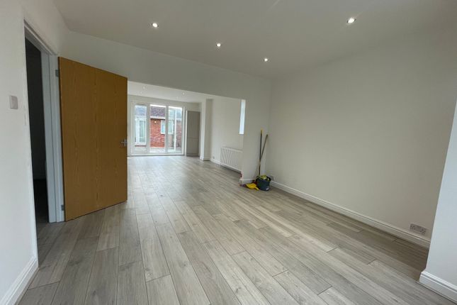 49a Wyre Grove, Hayes photo 4