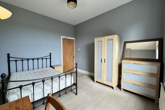 1b 174, Stow Hill, Newport photo 3