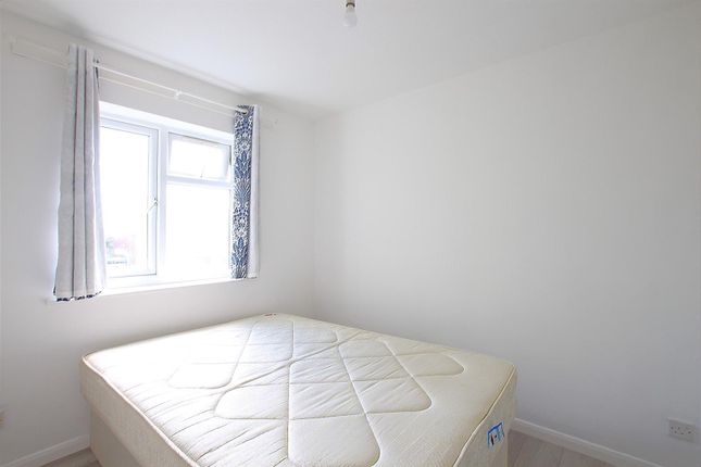 Flat to rent in Wivenhoe Court, Staines Road, Hounslow