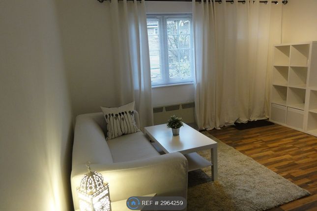 St Edmunds Close, London photo 2