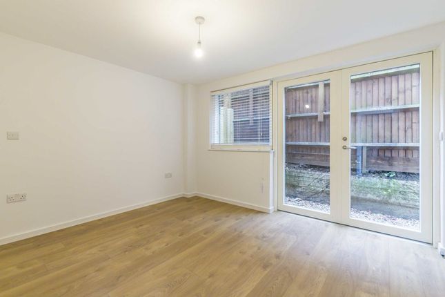Property to rent in Elm Grove, London
