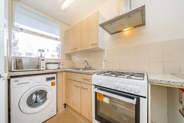 Flat 29, Whitley House, Churchill Gardens, London photo 3